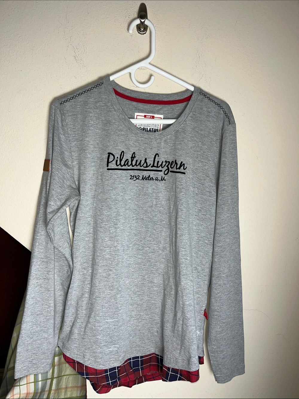 Pilatus Luzern Gray Long Sleeve Scoop Neck Shirt with Plaid Hem L